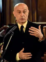  ??  ?? Ministro Minniti ieri a Napoli per il patto sui migranti