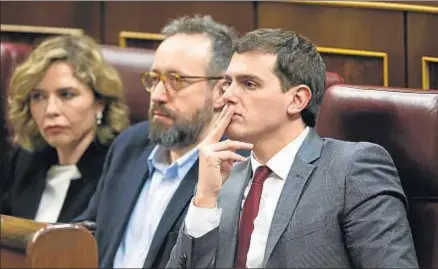  ?? ANGEL NAVARRETE / BLOOMBERG ?? Marta Martín, Juan Carlos Girauta y Albert Rivera, en sus escaños en el Congreso