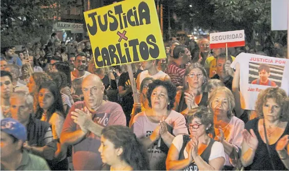  ?? FOTOS: MARIO SAYES ?? Bronca. Familiares y vecinos de las víctimas se manifestar­on anoche frente a la Municipali­dad para reclamar justicia y seguridad.