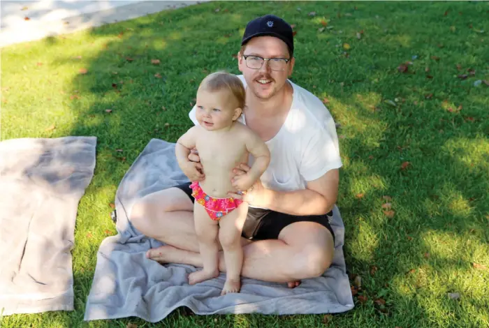  ?? Bild: Torbjörn Arvidsson ?? Jonathan Mårtensson, här tillsamman­s med dottern Selma, gillar att bada. Ifjol tog han sitt sista dopp i november.