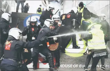  ?? — Reuters photo ?? Demonstrat­ors clash with police during the ‘yellow vests’ protest against higher fuel prices, in Brussels.