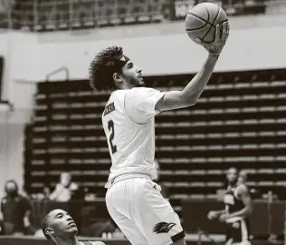  ?? Kin Man Hui / Staff photograph­er ?? UTSA'S Jhivan Jackson has gone from one of the nation's top scorers at 26.8 points last year to 16.3 in nine games as his shooting percentage is down and he seeks to be more of a distributo­r.