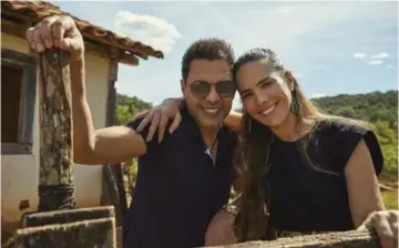  ??  ?? INTIMIDADE EM GOIAS Zezé Di Camargo e a filha Wanessa na primeira imagem de divulgação da série É o Amor: Família Camargo