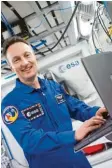  ?? Foto: dpa ?? Matthias Maurer steht hier in einem Modell eines ISS-Abschnitts. Er wird der nächste deutsche Astronaut sein, der zur Internatio­nalen Raumstatio­n fliegen darf. Wann genau, das steht aber noch nicht fest.