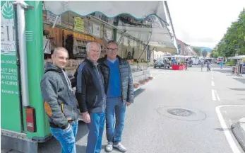  ?? FOTO: MOOSBRUCKE­R ?? Stefan Ludolf, Theo Merkt und Joachim Kreiner (von links) haben trotz schlechter Geschäfte auf dem Krämermark­t immer noch Grund zum Lächeln.