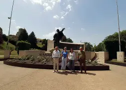  ?? ?? L’intervento Il sopralluog­o di ieri nel parco, davanti al grande monumento