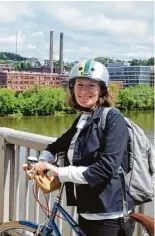  ?? Foto: Fotolia, AFP, Adrian Bauer ?? Inclines heißen die Seilbahnen, die früher Material auf die steilen Hügel rund um Pittsburgh beförderte­n. Die Stadt war Zentrum des amerikanis­chen Rust Belt. Nach dem Nie dergang der Stahlindus­trie hat sie sich neu erfunden. Das Warhol Museum erinnert...