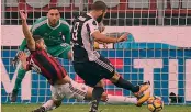  ??  ?? Higuain di destro porta in vantaggio la Juventus