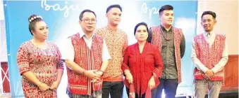  ??  ?? BARISAN pelakon filem web ‘Baju Burong Apai’, (dari kiri) Ernie, Maclean, Emmanuel bersama Dr. Noria (tiga kanan), Philip (dua kanan) dan Smiley (kanan).