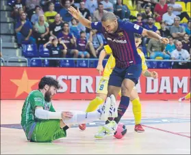  ?? FOTO: MANEL MONTILLA ?? Molina evita un gol de Santana El portero de Peñíscola se lució en el Palau