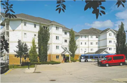  ?? LARRY WONG ?? This residentia­l apartment building located in Fort Saskatchew­an was evacuated on Friday due to structural safety concerns, forcing the residents of 44 units to grab their things and clear out with just 30 minutes notice.