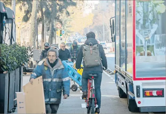  ?? MANÉ ESPINOSA ?? Impacto viarioEl estacionam­iento indebido provoca molestias al resto de los usuarios de la vía pública. En este caso, a los ciclistas que van por el carril bici