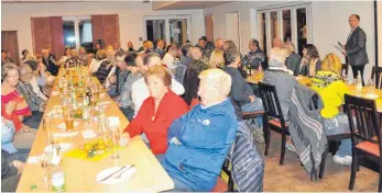  ??  ?? Einen vollen Saal und jede Menge Diskussion­sstoff bringt die „Gesprächsr­unde mit Brotzeit, zu der Bruno Schmid (rechts) und die Bürgerscha­ft Bodolz geladen haben.