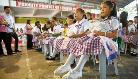  ?? FROM TAGUIG PIO ?? ANTIMOSQUI­TO APPAREL Students of EM’S Signal Village Elementary School each get two pairs of knee-high socks as the Taguig government seeks to prevent the spread of dengue in the CITY.—PHOTOS