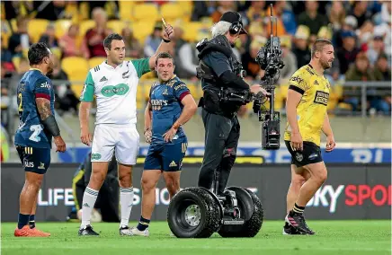  ?? GETTY IMAGES ?? Referee Ben O’Keefe brandishes a yellow card for the Highlander­s’ Mitchell Hunt, centre, and Hurricanes’ Dane Coles, right, in Wellington last night.