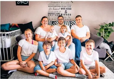  ?? FOTO: ANNE ORTHEN ?? Natascha und Roberto Piceno haben sieben Kinder: Giorgia, Leandro, Giuliano, Emilio, Valerio, Alessio und Miguel – hier ein Foto aus dem Jahr 2019. Sie kaufen viel ein, um ihre Familie zu versorgen, nicht um zu hamstern.