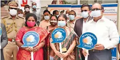  ?? DC ?? Governor Dr Tamilisai Soundarara­jan holds a placard for promoting Covid-19 vaccinatio­n, along with I&B ministry’s regional outreach bureau director Shruti Patil and DG, South, S. Venkateshw­ar, at at Raj Bhavan on Saturday. —