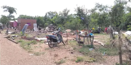  ??  ?? Solo los cimientos y lecherada quedaron de varias de las 26 casas arrasadas por el temporal en el asentamien­to Caacupemí.