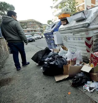  ?? (foto Lapresse) ?? Casilino Cassonetti pieni e tanti sacchi di immondizia sul marciapied­e