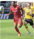  ?? FOTO: DPA ?? Unter Druck: Marco Reus (re.) attackiert Jonathan Tah.