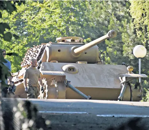  ??  ?? Soldiers remove the Second World War Panther tank from a pensioner’s home in Kiel, northern Germany. He admitted breaking the country’s War Weapons Control Act