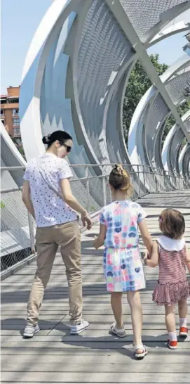  ??  ?? Una madre y sus dos hijas pasean por Madrid Río durante la Fase 1.