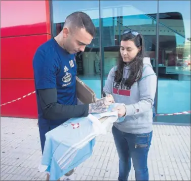  ??  ?? ASPAS, EL RECLAMO. El Celta llegóa Vila-real, con el delantero como principal reclamo de aficionado­s.