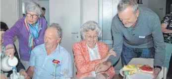 ?? FOTO: MARIA LUISE STÜBNER ?? Die pflegenden Angehörige­n genießen es, am Elisabethe­ntag von Kreisräten mit Kaffee und Kuchen verwöhnt zu werden. Anneliese Spangehl (Zweite von rechts) freut sich, dass sie von Thomas Kühnel einen Kuchen gereicht bekommt.