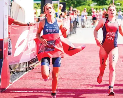  ??  ?? LEFT Noemie Beaulieu outsprints Colette Reimer at the Ottawa Super League Triathlon