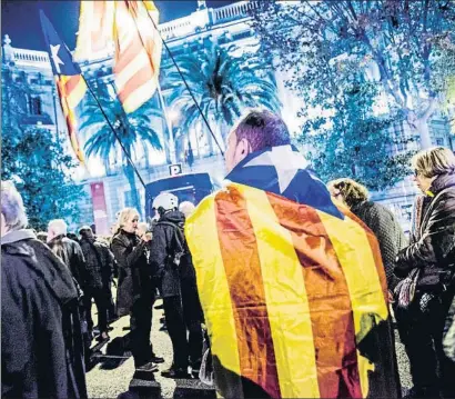  ?? XAVIER CERVERA ?? El independen­tismo se manifestó ayer para protestar por la presencia de Alfonso Guerra en Barcelona