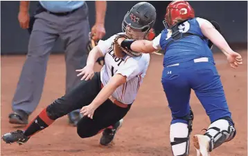  ?? JOE KOSHOLLEK / FOR THE MILWAUKEE JOURNAL SENTINEL ?? Oak Creek catcher Jenna Trewyn tags out Willmot’s Madi Zerr at home plate on Friday night.