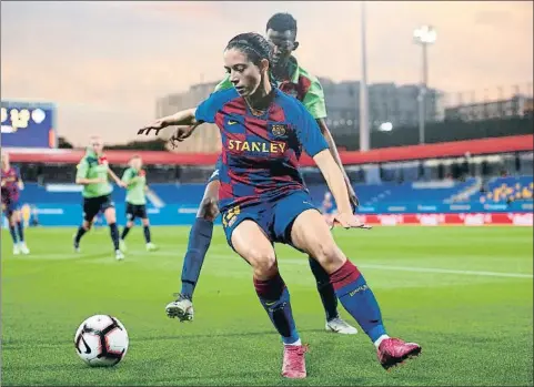  ?? ALEX CAPARROS / GETTY ?? En acción. Aitana Bonmatí controla un balón durante el partido de la Liga de Campeones entre el Barcelona y el Minsk que se disputó el pasado jueves en el estadio Johan Cruyff