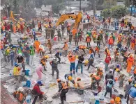  ??  ?? Unión. Las labores de limpieza en la Ciudad de México por parte de voluntario­s continúan.