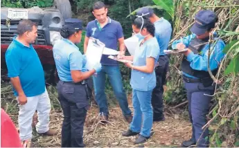  ??  ?? HECHOS. El carro que era conducido por José Adalid Rápalo atropelló a Mario Arnaldo Gonzales, quien fue lanzado a un hondonada y quedó en medio de la maleza.