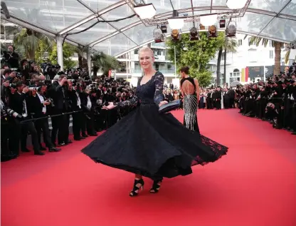  ?? Bild: THIBAULT CAMUS ?? GLAMOUR. Röda mattan är utrullad och väntar på fotografer och stjärnor. Förra året glänste Helen Mirren vid premiären av The unknown girl.