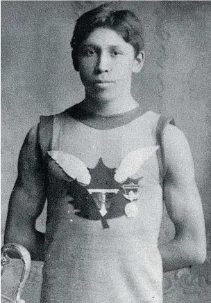  ?? PHOTOGRAPH BY CHARLES A. AYLETT / COURTESY LIBRARY AND ARCHIVES CANADA ?? Onondaga runner Tom Longboat with the Boston Marathon trophy in 1907. Ten years later, a con man would travel the U.S. impersonat­ing him, while Longboat was in France as a soldier.