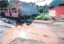  ?? FOTO: EL HERALDO ?? los motoúistas ciúculan poú un diminuto espacio seco. la instalació­n de un dúenaje y la pavimentac­ión podúían daúle gn al púoblema.