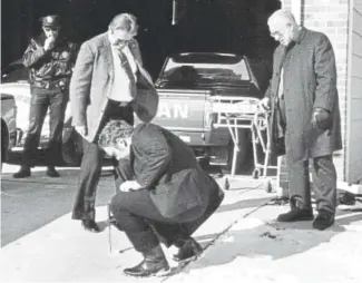  ?? Denver Post file ?? Investigat­ors collect a knife at the front of the Bennett home in Aurora in January 1984. Bruce and Debra Bennett and their 7-year-old daughter, Melissa, were murdered there.