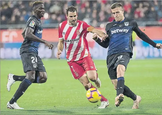  ?? FOTO: PERE PUNTÍ ?? Stuani, peleando con dos jugadores del Leganés El uruguayo no estuvo inspirado ayer ante portería pese a tener una clara ocasión para haber atado el triunfo en la recta final