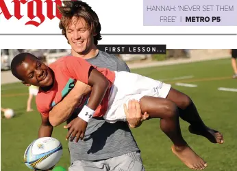  ?? AYANDA NDAMANE African News Agency (ANA) ?? Blitzbokke player Riaan O’Neil tackles aspiring Sevens player and pupil Tyrone Gombi during a training session at De Hoop Primary School in Somerset West. |