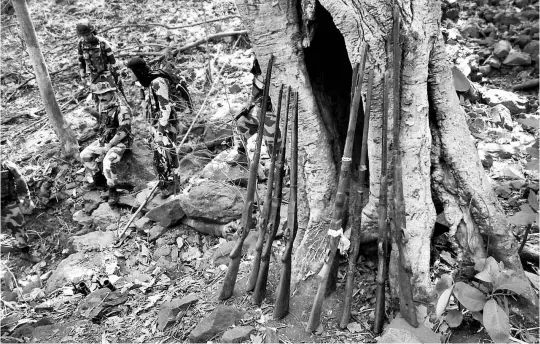  ?? PHOTOS: PTI ?? A file photo of BSF personnel with guns recovered from cavities in trees in the Naxalaffec­ted Kanker district of Chhattisga­rh