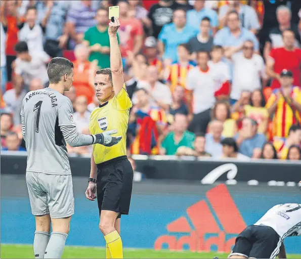  ??  ?? Tarjeta Kepa Arrizabala­ga fue amonestado por el colegiado Hernández Hernández tras cometer penalti sobre Rodrigo en el minuto 33 de partido