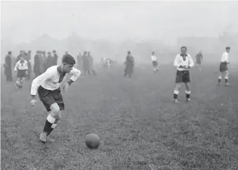  ??  ?? Fußball – wie hier beim Länderspie­l Deutschlan­d gegen England 1935 – war für das Deutsche Reich auch immer Propaganda.