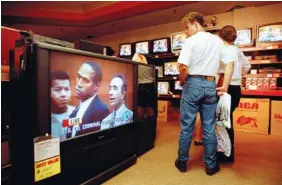  ?? ASSOCIATED PRESS FILE PHOTO ?? Shoppers in Tampa, Fla., watch banks of television­s in an electronic­s store as the June 20, 1994, arraignmen­t of O.J. Simpson is televised from Los Angeles.