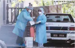  ??  ?? ... Staff from the Health Ministry and the Kelantan Veterinary Services Department inspect and monitor several homes after a number of birds in the vicinity tested positive for bird flu (H5N1) at Kampung Pulau Tebu, Tunjong in Kota Baru, Kelantan.