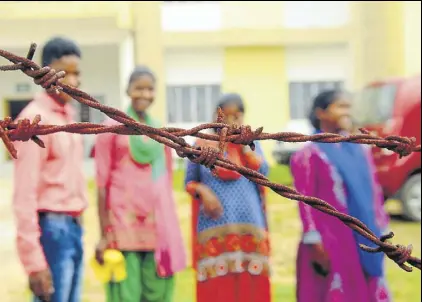  ?? PARWAZ KHAN/HT ?? Rescued child soldiers of CPI Maoist at the Bagru police station in Lohardaga district of Jharkhand.