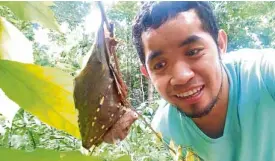  ?? FACEBOOK ACCOUNT —PHOTO FROM JAMESALVAR­EZ’S ?? BAT LOVER Colleagues and mentors cite the late wildlife taxonomist and researcher, James Alvarez, for his contributi­on in the study of Philippine bats.