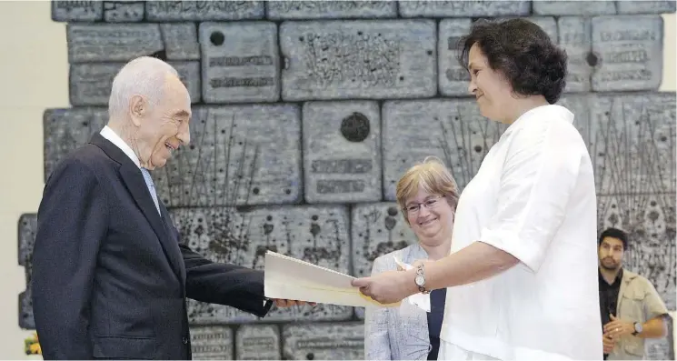  ?? ISRAELI GOVERNMENT PRESS OFFICE/ANADOLU AGENCY/GETTY IMAGES ?? Vivian Bercovici meets with then-Israeli president Shimon Peres in 2014 in her former role as Canada’s ambassador to Israel. Her appointmen­t was terminated in April 2016.