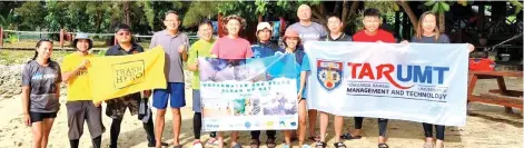  ?? ?? Members and staff of Rotary Club of Kinabalu Sutera Marine Research Foundation, Tunku Abdul Rahman University of Technology and Management, Sabah Park, DBKK and Trash Hero at the clean-up.