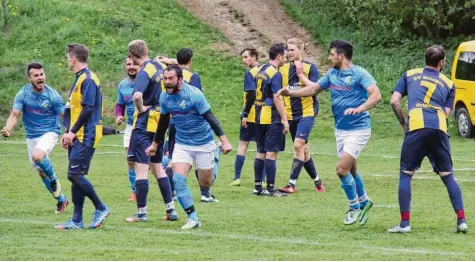  ?? Foto: Karin Tautz ?? Fünf Minuten vor Schluss gelang Niculae Mahalu (Mitte) noch der 2:2 Ausgleichs­treffer für den SV Cosmos Aystetten II. Die Ehinger, die zweimal geführt hatten, können es nicht fassen.